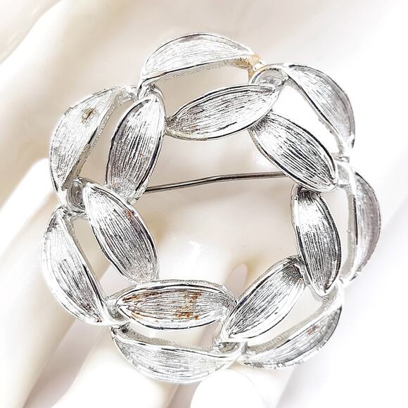 Vintage Jewelry - Vintage Unsigned Kramer Wreath Brooch, Rhodium Plated, 1 7/8 Inches
